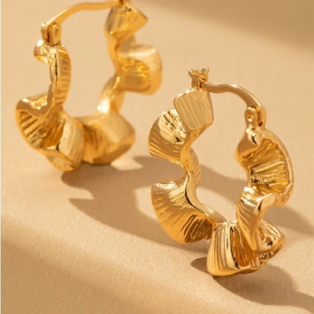 Gold Textural Petal Flower (5017)